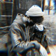 男生用的社会酷句：命硬，学不会弯腰