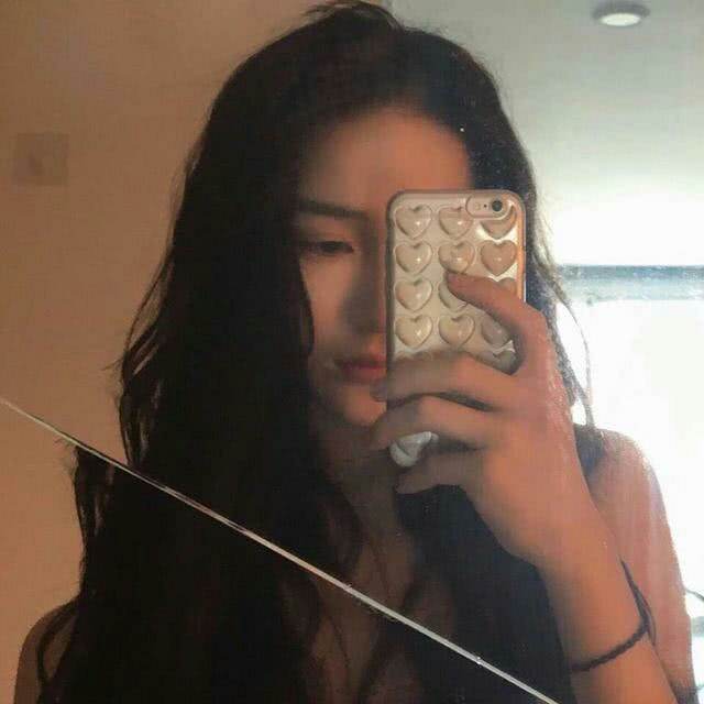 手机控女生头像,手里拿手机自拍的头像