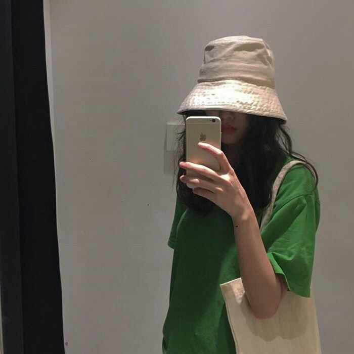 手机控女生头像,手里拿手机自拍的头像