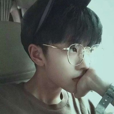 戴墨镜的男生，都是上帝的宠儿