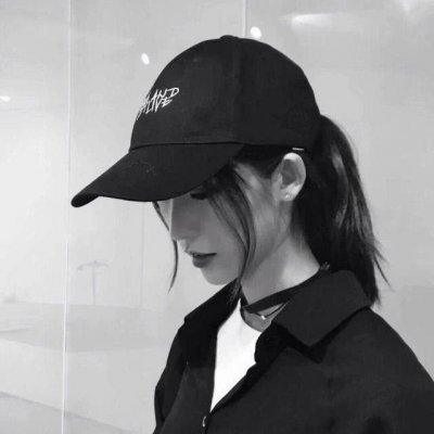 黑白伤感的女生头像--都是因为你