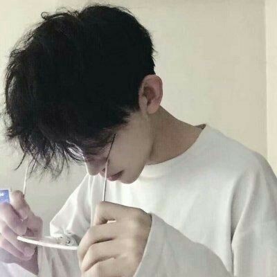 青春就是奋斗的励志男生头像 男人流血不流泪