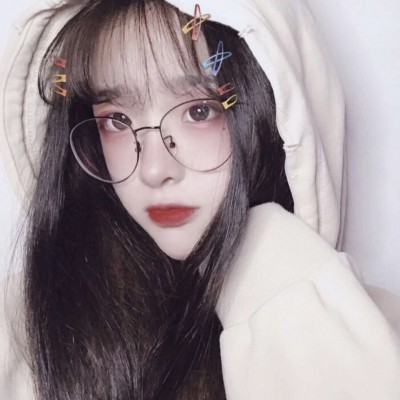 可爱甜美风格的小清新眼镜控女生微信头像---萌萌的小仙女