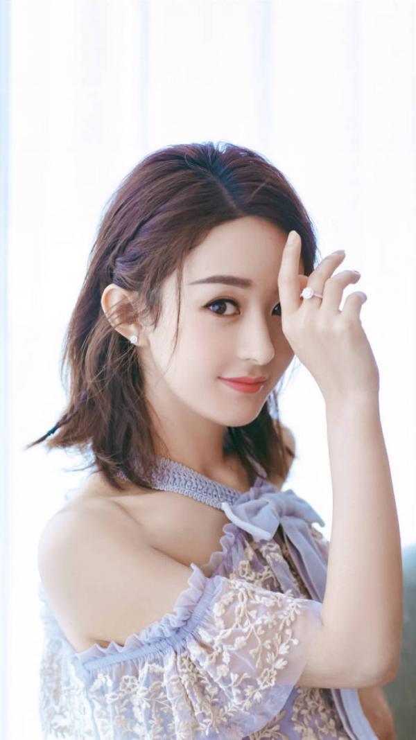 青春偶像赵丽颖 当红小花的时尚大片