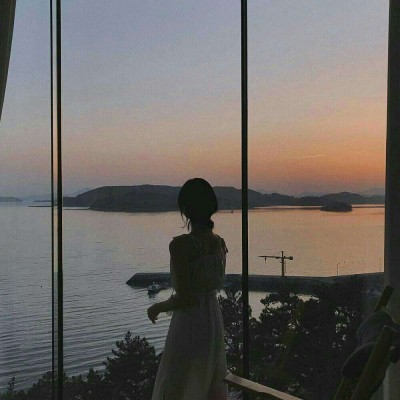 海边风景美丽但是看风景的人更美的女生经典海边头像