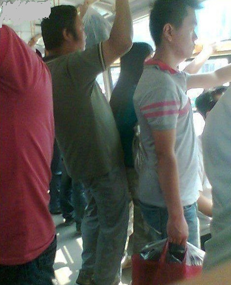 公车上人太多，被猛烈进出，弄得女孩很无奈