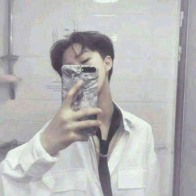帅气男生手机控经典时尚头像 喜欢手机的男人 