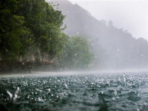 伤感落寞的下雨图片 唯美雨滴壁纸图片