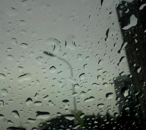 伤感落寞的下雨图片 唯美雨滴壁纸图片