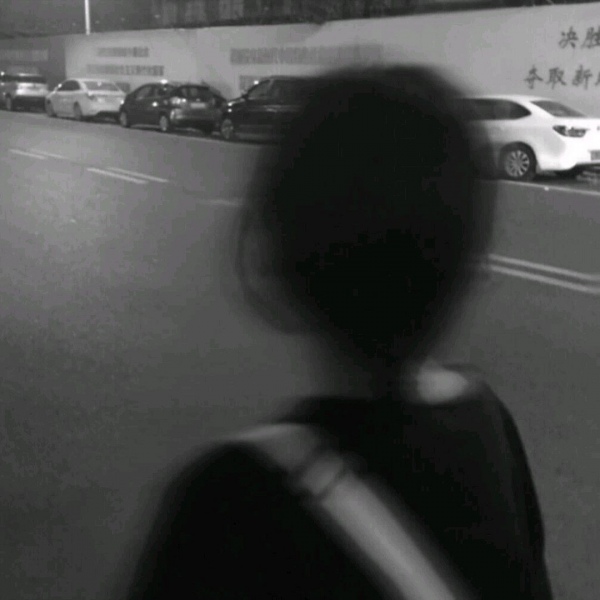 分手后把自己关起来的黑白女生头像