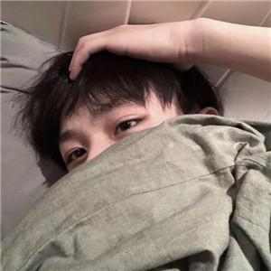 高冷沉着的男生微信头像成熟简约