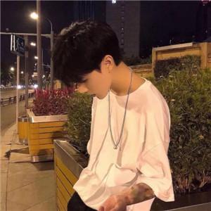 高冷沉着的男生微信头像成熟简约