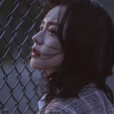 含泪说分手的伤感头像暂且迷失了自己