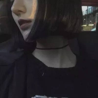 含泪说分手的伤感头像暂且迷失了自己
