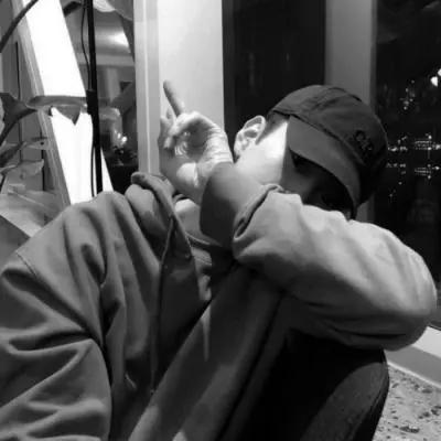 灰色系微信男生头像高调帅气