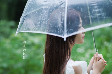 伤感的下雨图片 一个人一把伞一条路自己走