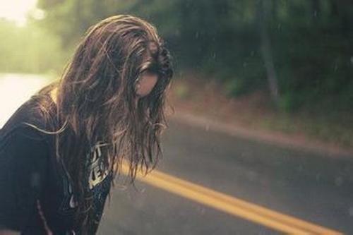 孤独伤感淋雨女孩图片图片