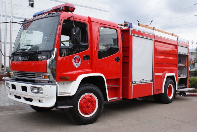 消防车图片 执行火灾应对任务的云梯消防车泡沫消防车